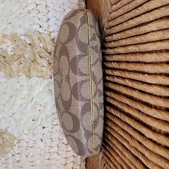 Coach logo clamshell eyeglass/sunglass hard case. - Picture 3 of 12